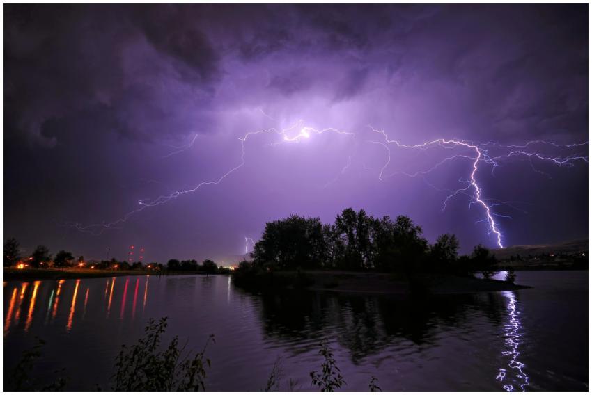 Captivating long exposure of a lightning storm ill