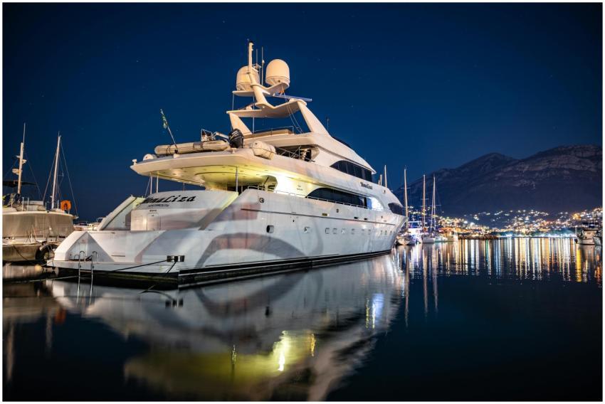 Elegant yacht reflecting in calm marina waters und