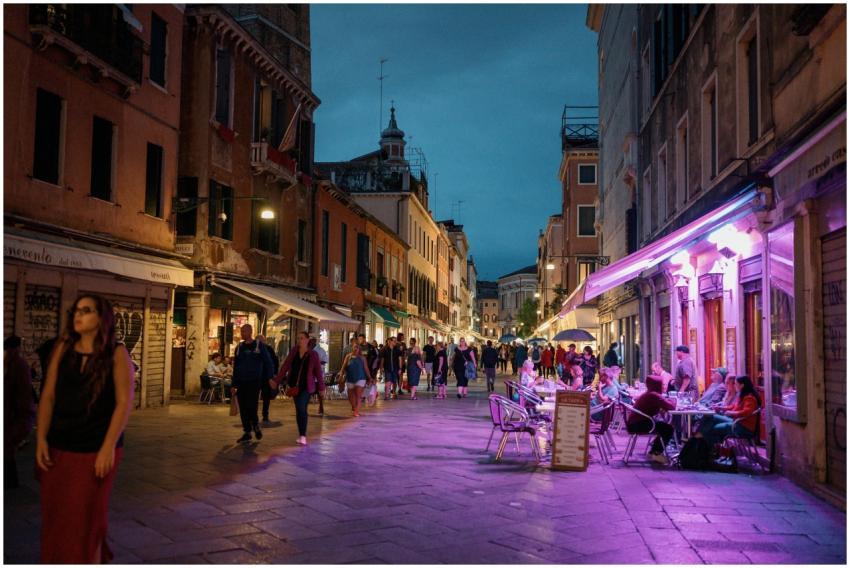 Explore the bustling nightlife of Venice with vibr