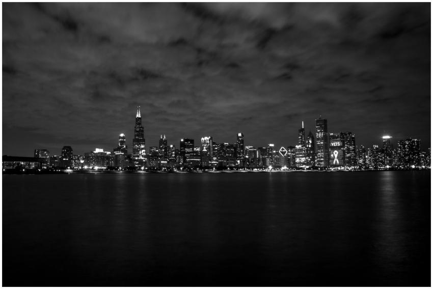 Dramatic black and white photo of Chicago skyline