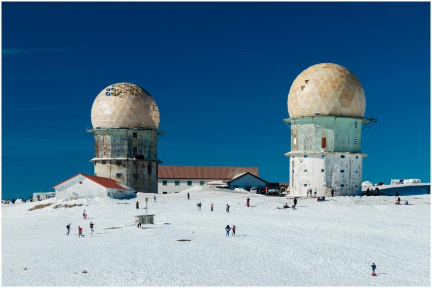A winter scene featuring Serra da Estrela's observ