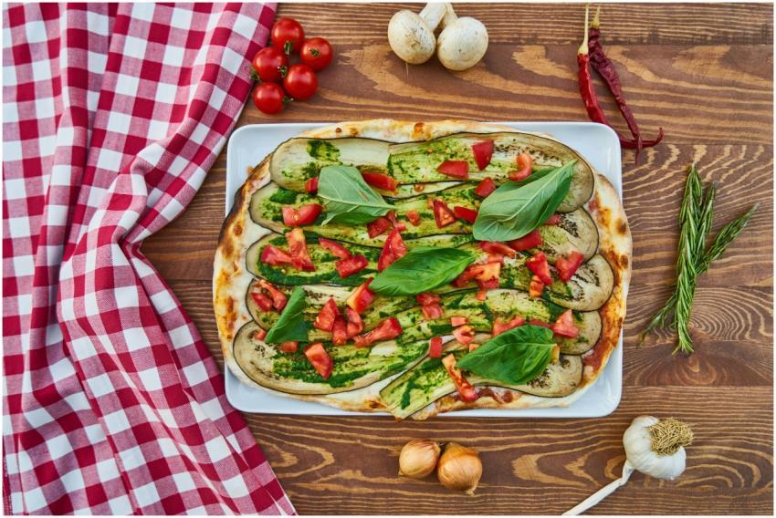 Delicious vegetable pizza with fresh basil, tomato
