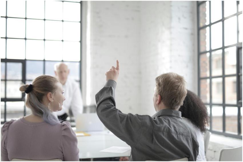 Colleagues engaged in a collaborative discussion i
