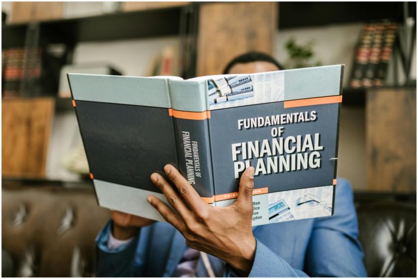 A professional individual in a suit reading 'Funda