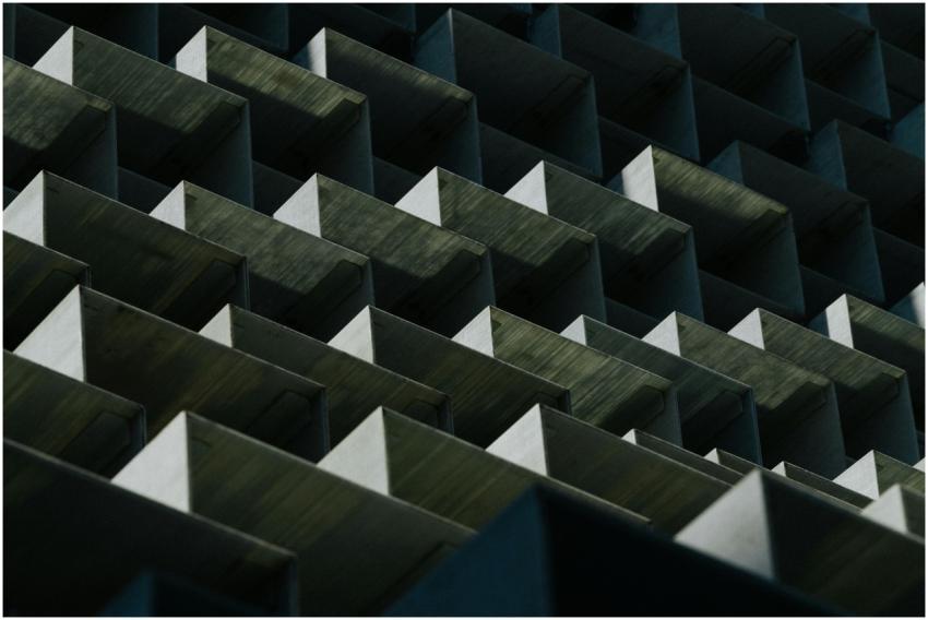 Dynamic geometric pattern of an architectural faca