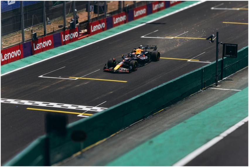 A Formula 1 car speeds down the track during a rac
