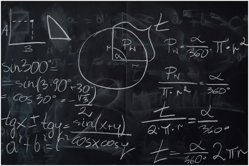 Complex trigonometric equations and geometric diag