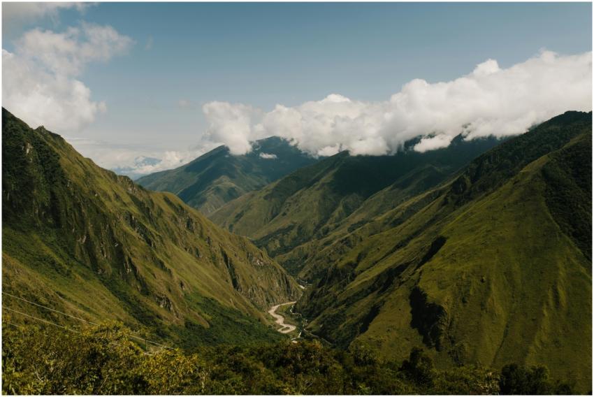 Breathtaking view of the Andes mountains in Peru u