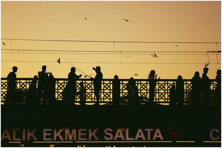 Silhouetted people on Galata Bridge in Istanbul du