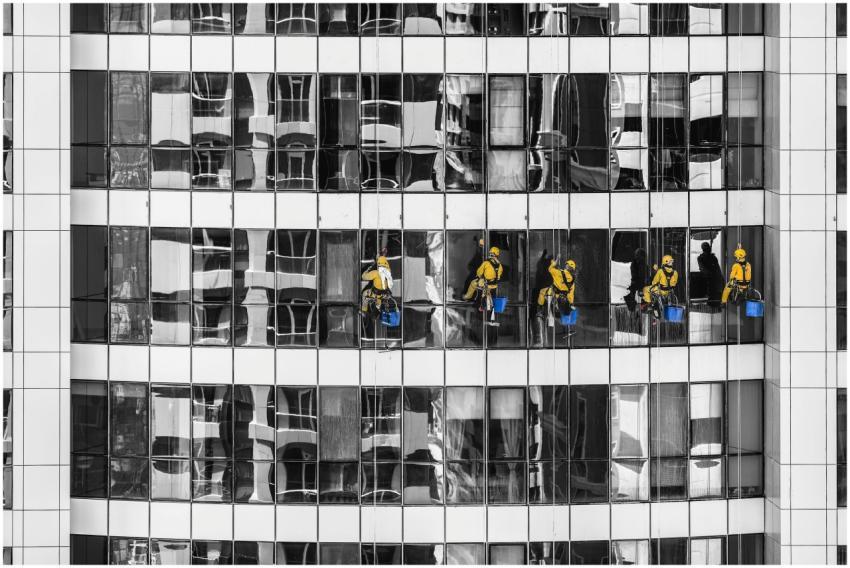High-rise window cleaners in Dubai cleaning a skys