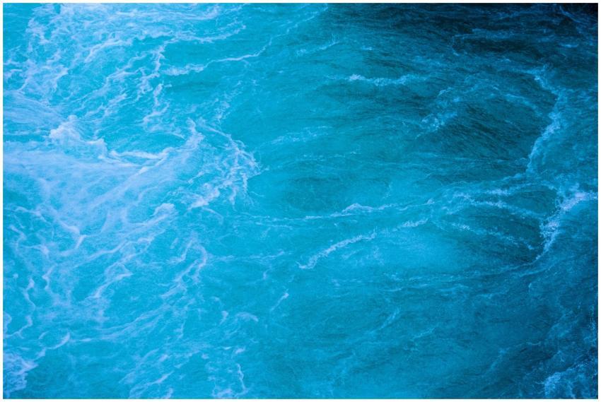 A dynamic capture of turquoise ocean waves with a