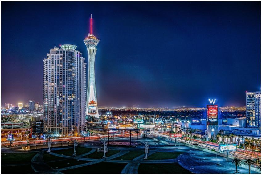 Illuminated Las Vegas skyline showcasing the vibra