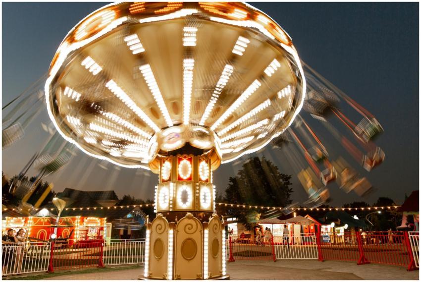 Blurred motion of an illuminated chain swing ride