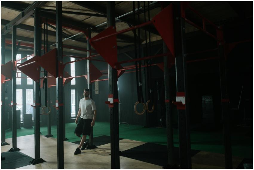 A man with a prosthetic leg trains in a dimly lit