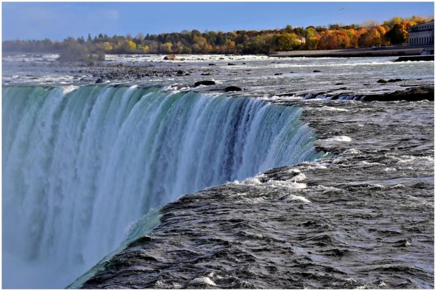 Stunning view of Niagara Falls with vibrant autumn