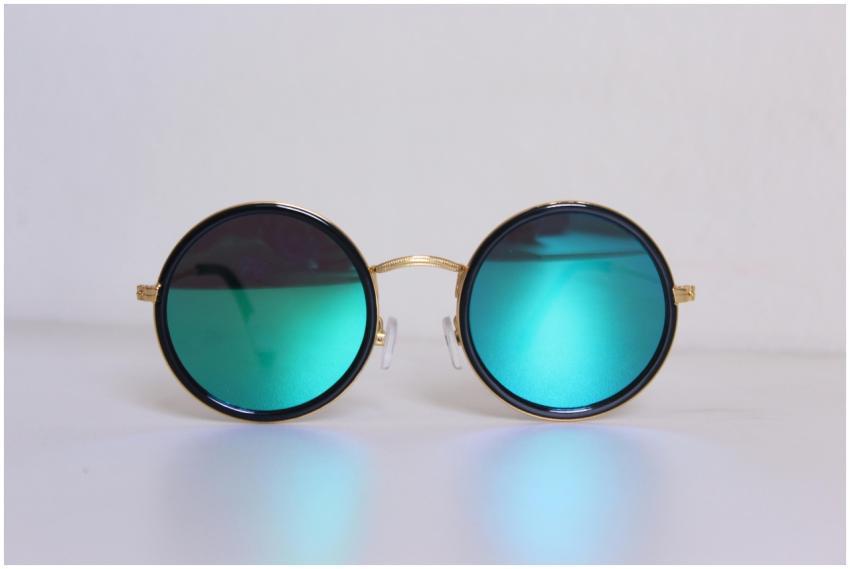 Elegant round sunglasses with blue-tinted lenses a