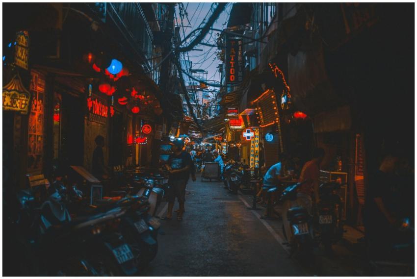 Experience the vibrant nightlife of a bustling Vie