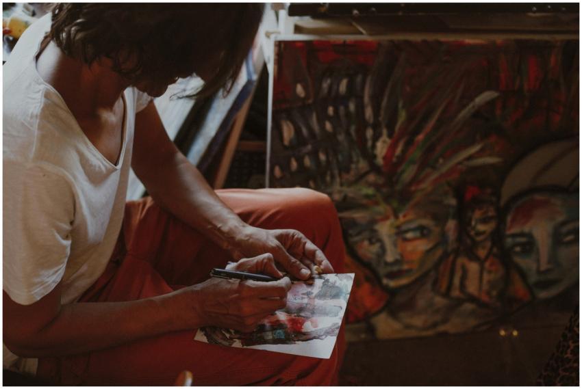 Artist immersed in sketching in a Paris studio, su