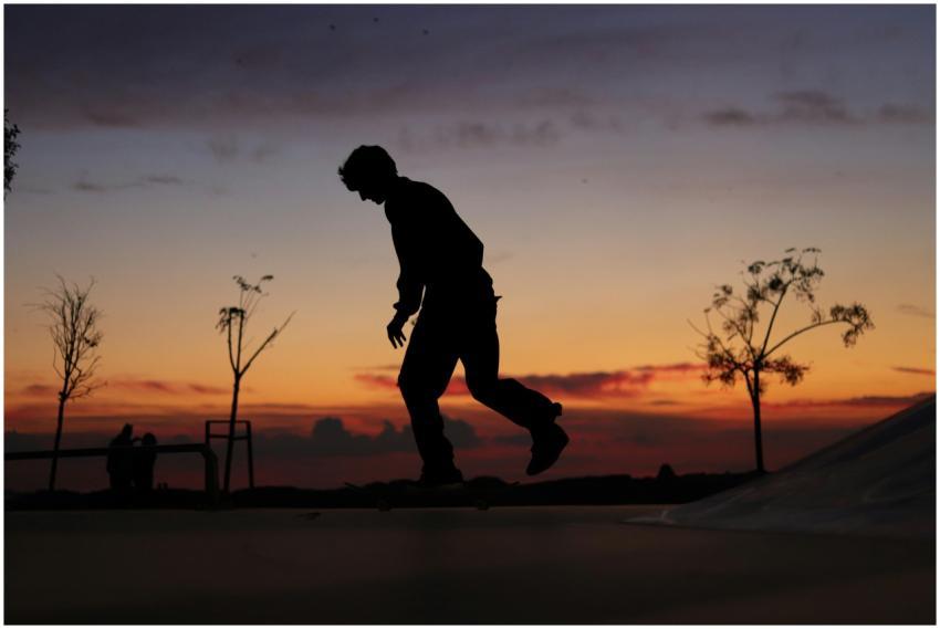 Silhouette of a skateboarder against a vibrant İst