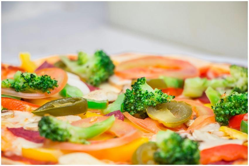 Close-up of a freshly prepared vegetarian pizza to