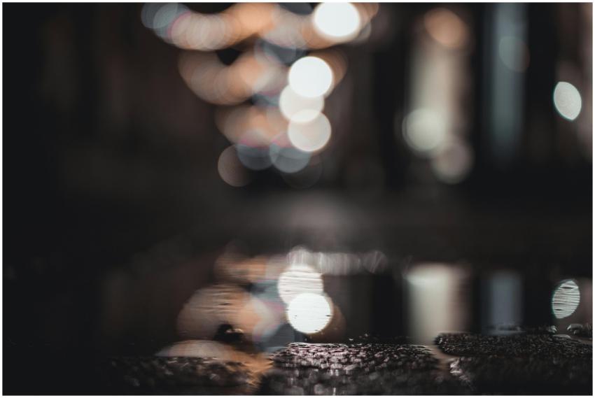 Atmospheric bokeh street scene with blurred lights