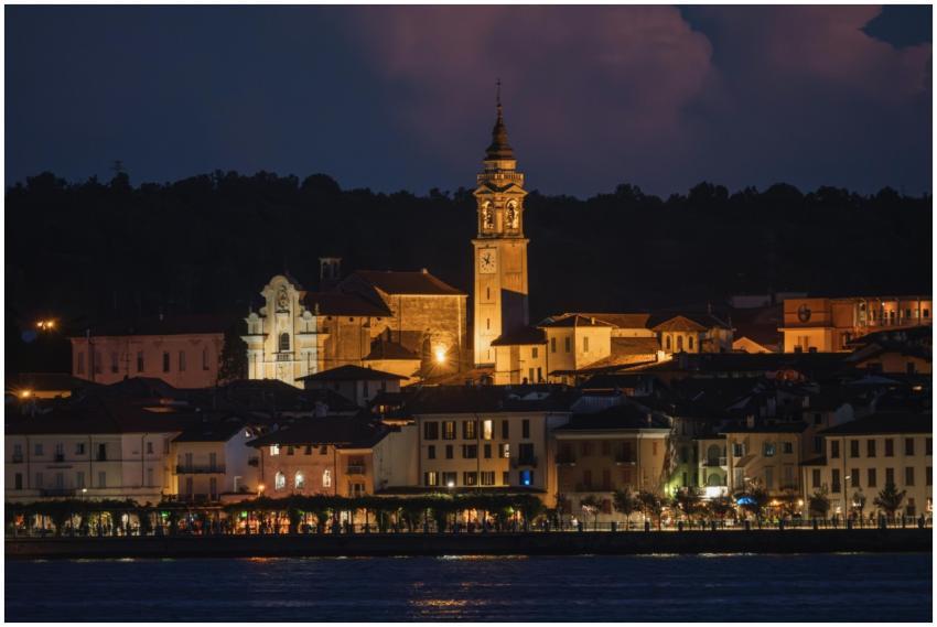 Night view of a historic Italian town with illumin