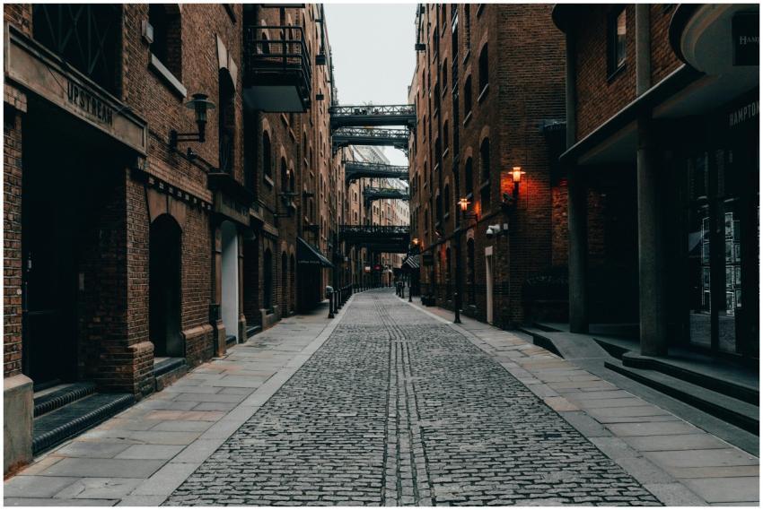 Cobblestone alleyway in London's atmospheric downt