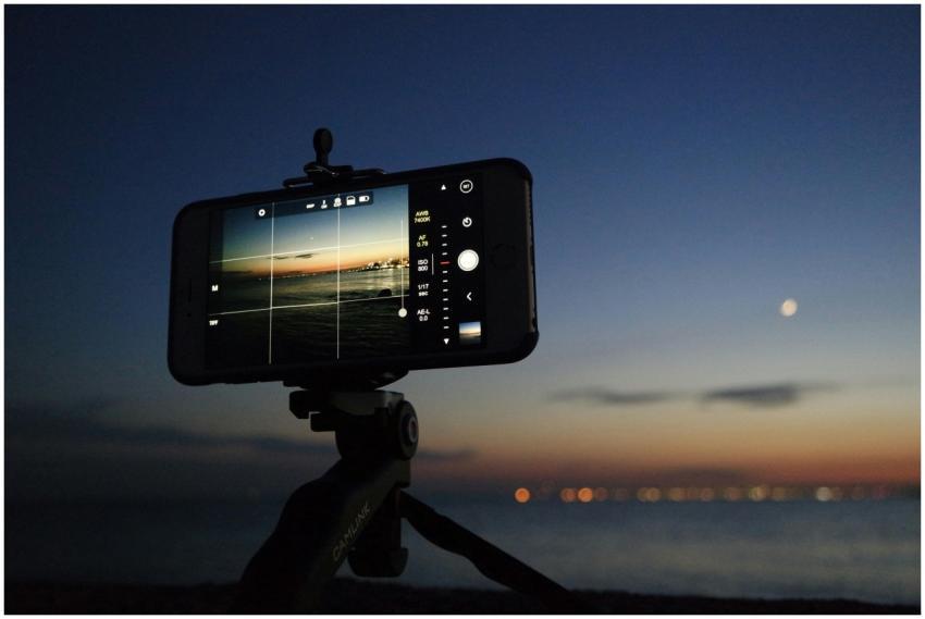 An evening scene of a smartphone on a tripod takin