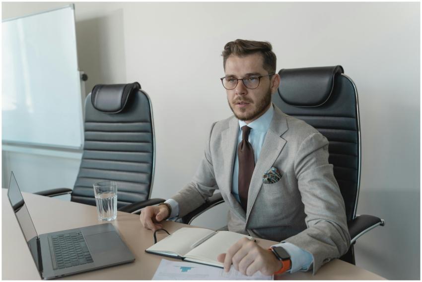 Businessman wearing suit and glasses working at de