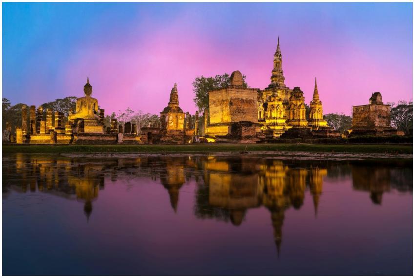 Beautiful sunset view of Wat Mahathat temple in Su