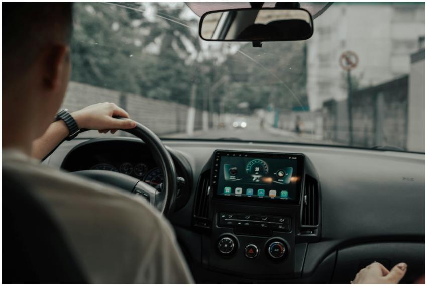 A driver skillfully navigates urban roads in Espír
