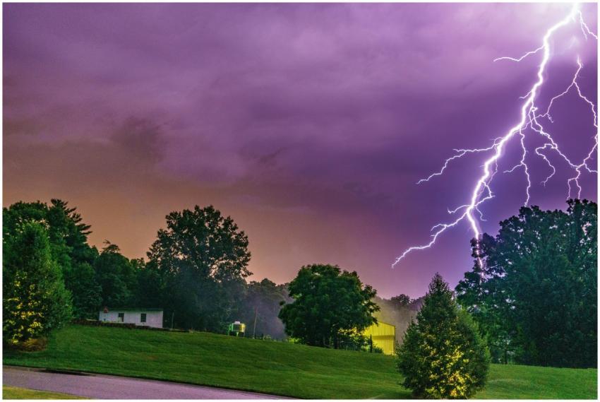 Striking photo capturing a vivid lightning bolt du