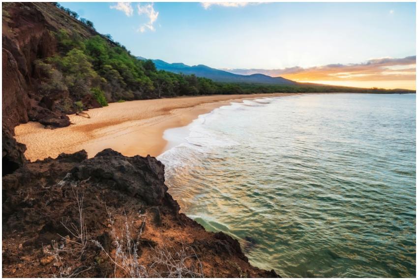 Breathtaking sunset view of Makena Beach, Maui wit