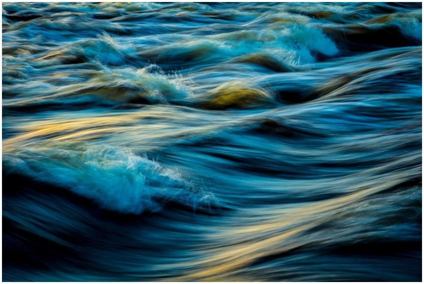 Capture of flowing ocean waves in motion, showcasi