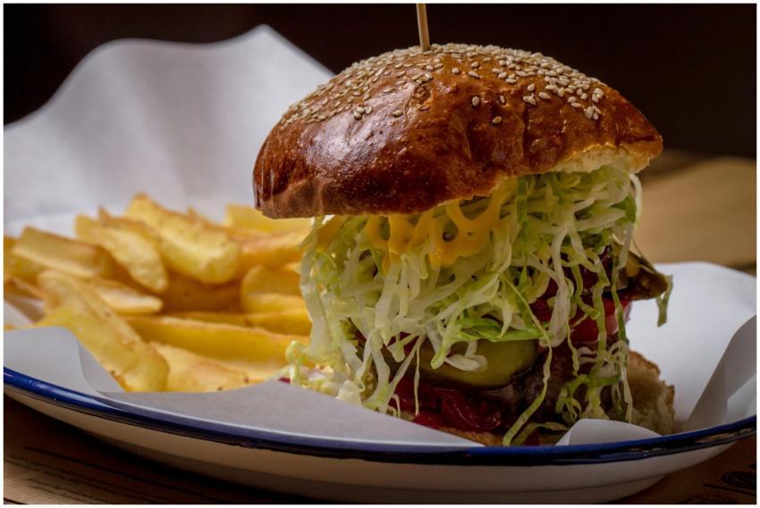 Delicious cheeseburger with lettuce and tomato, se