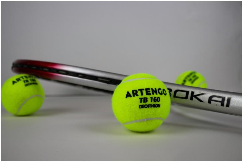 Close-up of a tennis racket with Artengo tennis ba