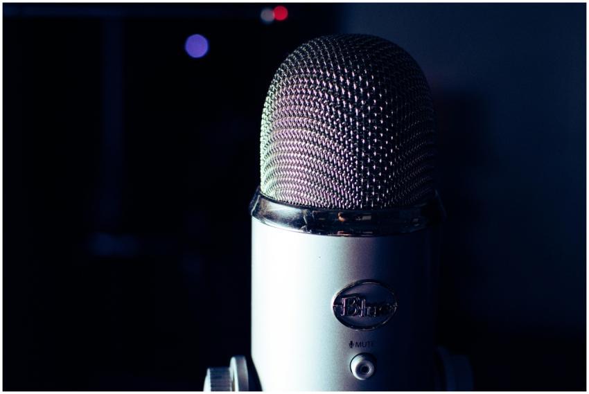 Dynamic photo of a condenser microphone in a dimly