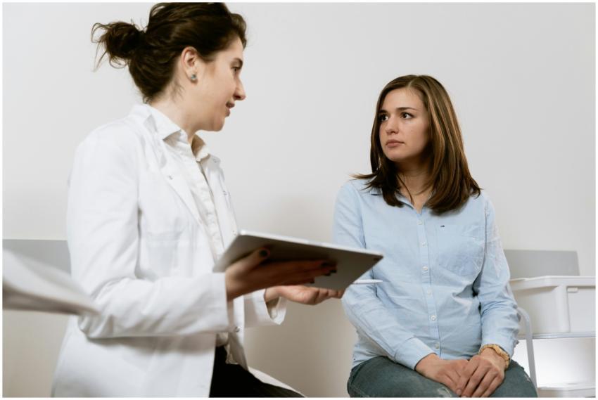 A doctor consults with a pregnant patient discussi