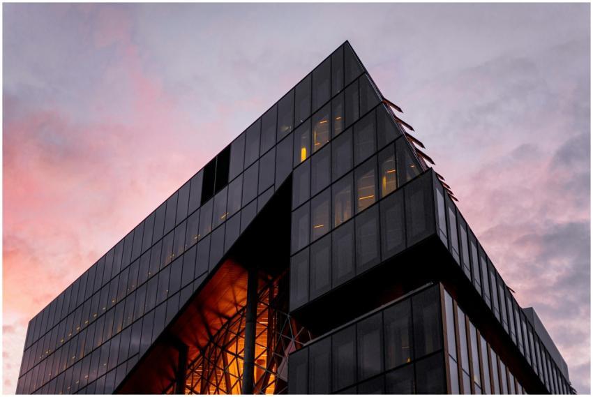 A striking modern skyscraper with glass facade ref