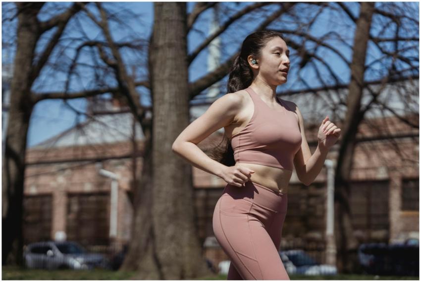 Fit woman jogging in sportswear on a sunny day, em