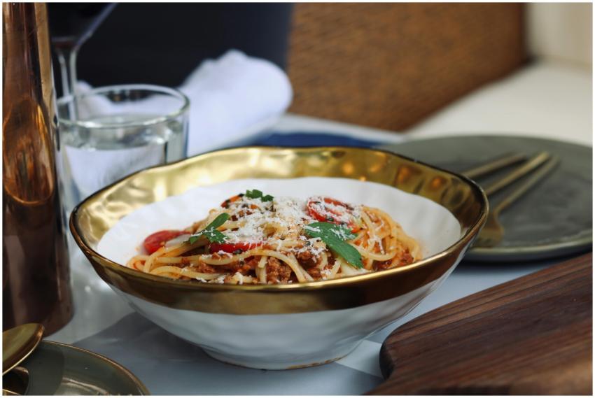 Close-up of a gourmet spaghetti bolognese dish ser