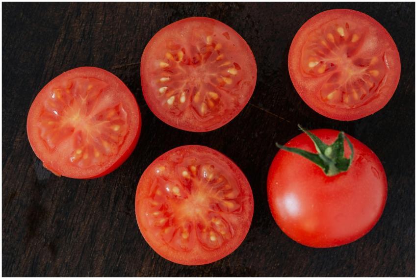 High-resolution photo of ripe red tomatoes, whole