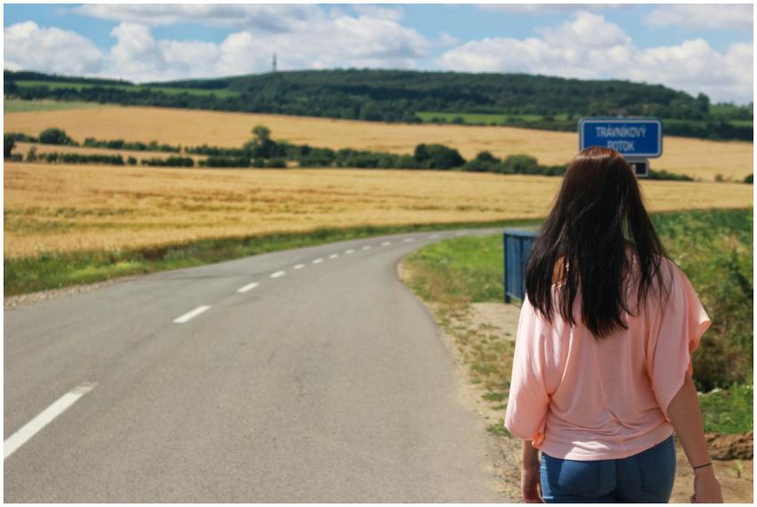 Young woman strolling along a countryside road und