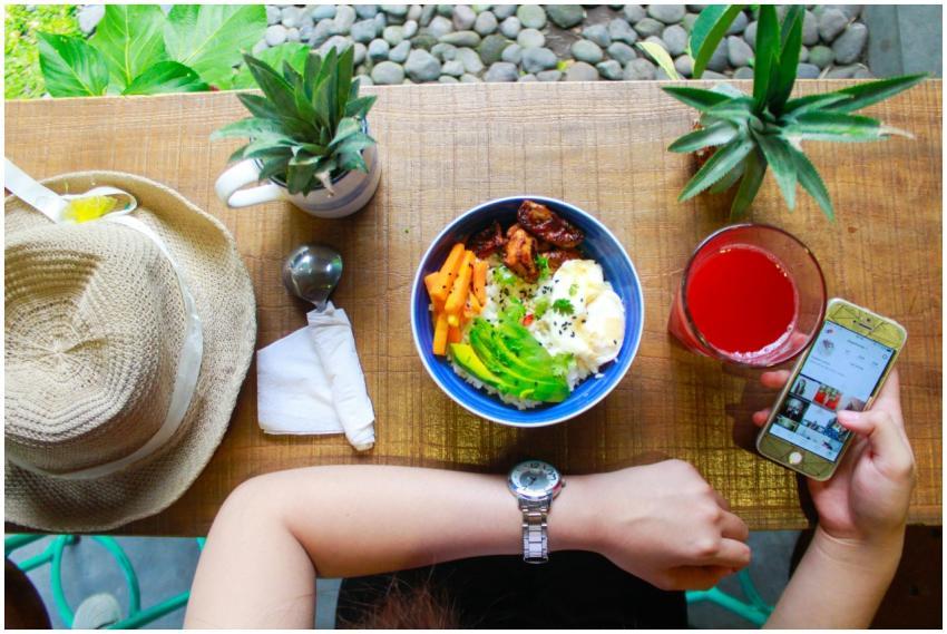 Fresh and healthy bowl meal with juice and smartph