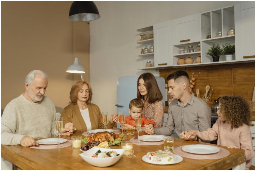 A family gathers for a heartfelt prayer before enj