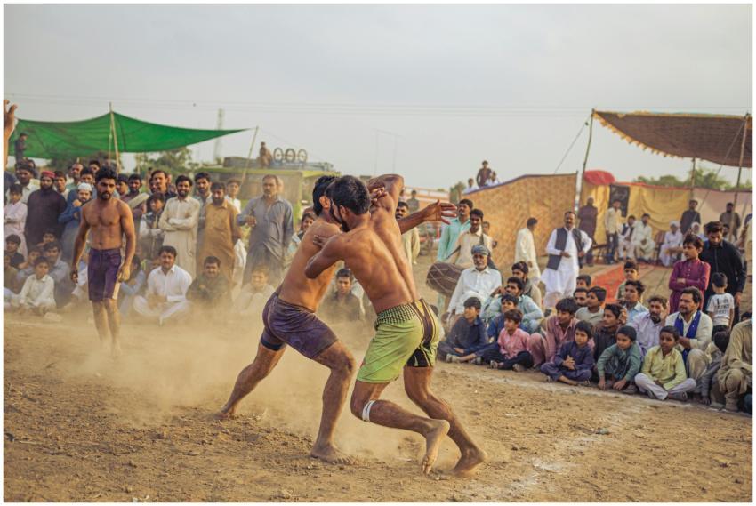 Live kushti match with audience in Sillanwali, Pun