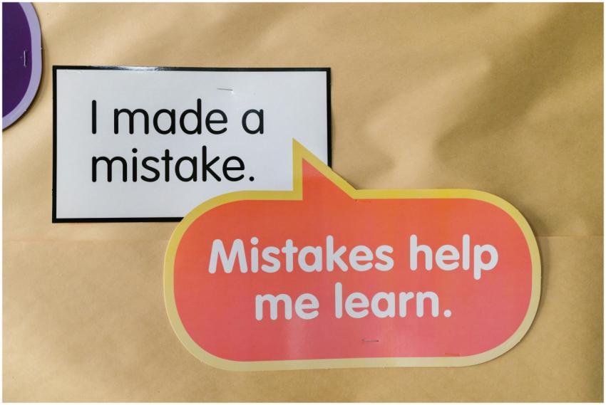 Bright square and speech bubble sign with motivati