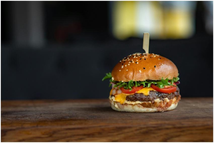 Mouth-watering cheeseburger with fresh ingredients