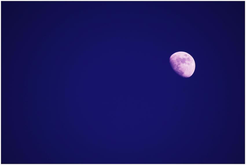 Captivating image of the moon shining brightly in