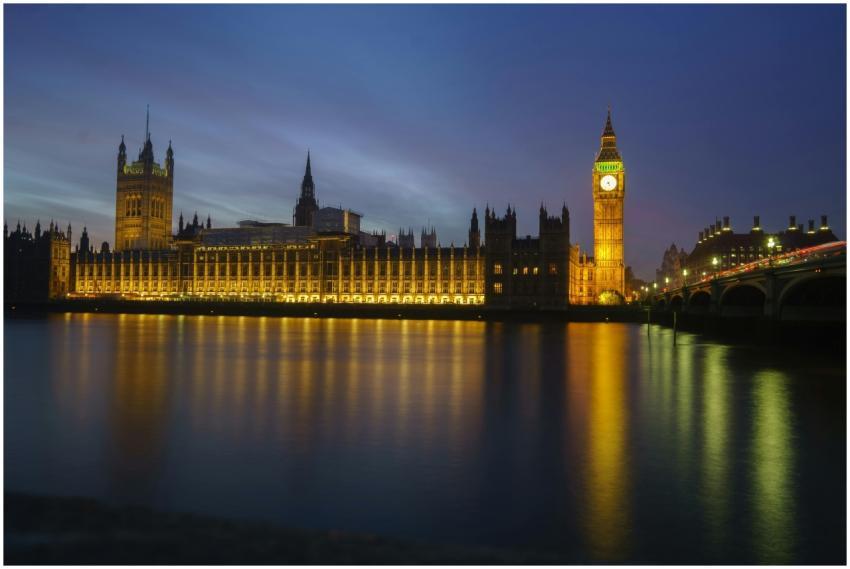 Night view of Big Ben and the Houses of Parliament